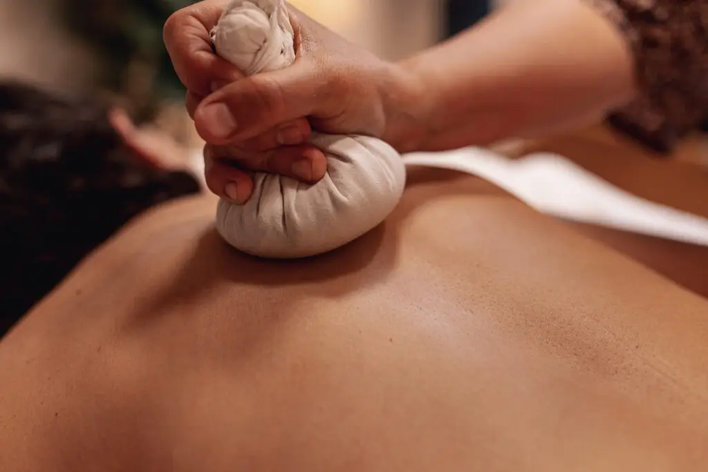 Varmt och inkännande möte mellan terapeut och klient på Ayurvediskt Center – här får du stöd att lyssna inåt och skapa hållbar hälsa.