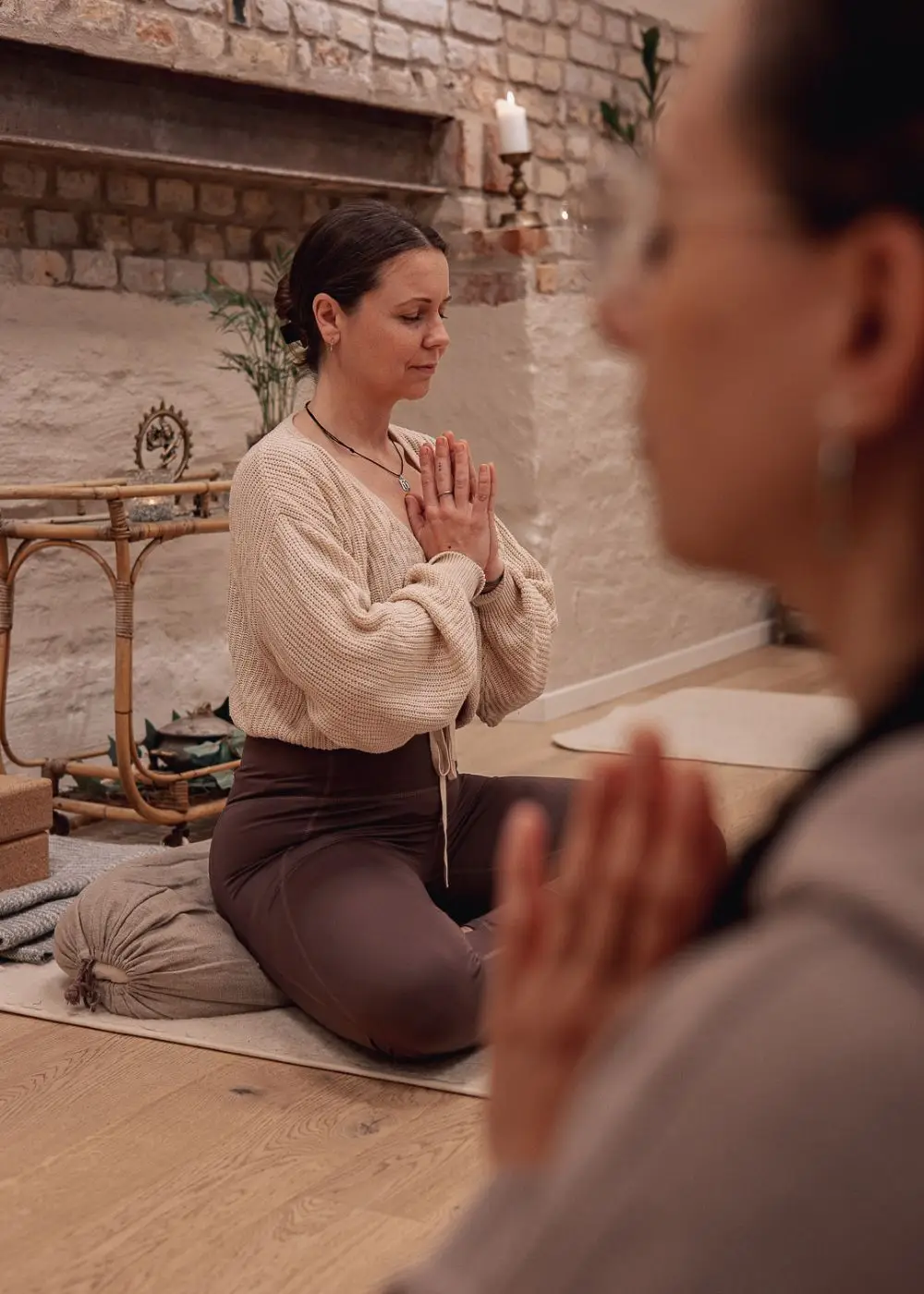 kvinna utför yoga på ett hälsocenter i Malmö