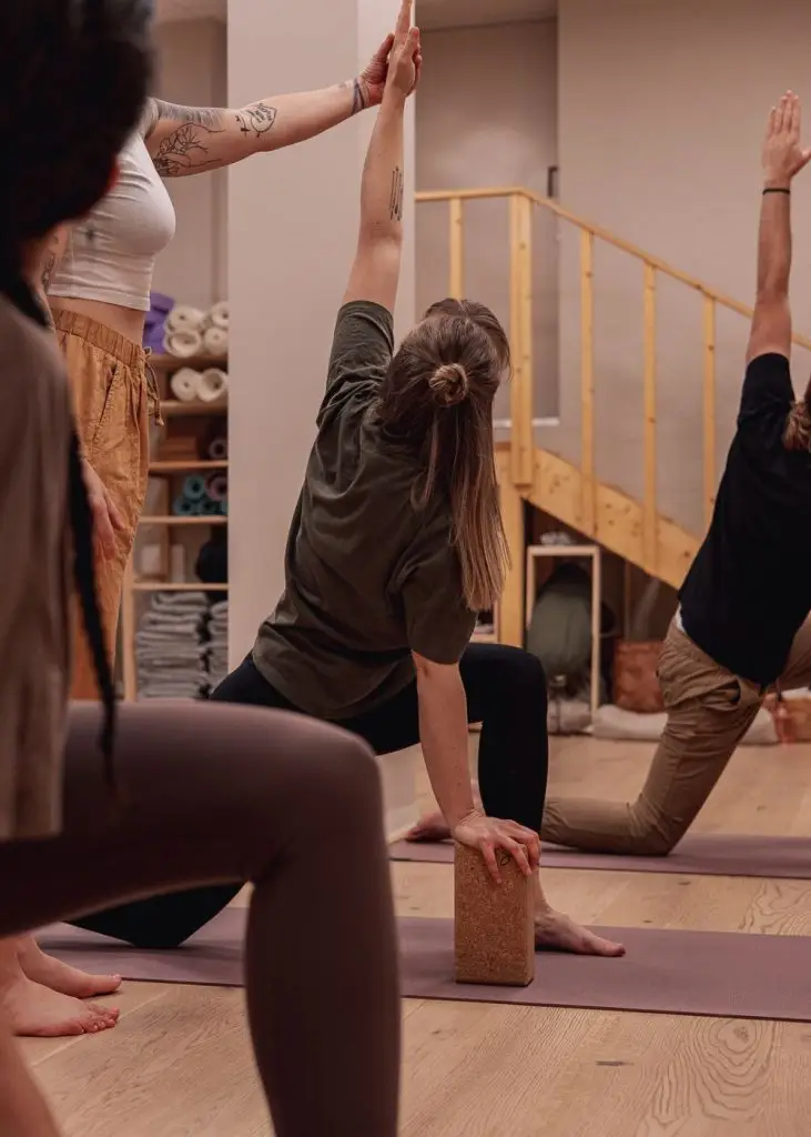 kvinna utför yoga på ett hälsocenter i Malmö