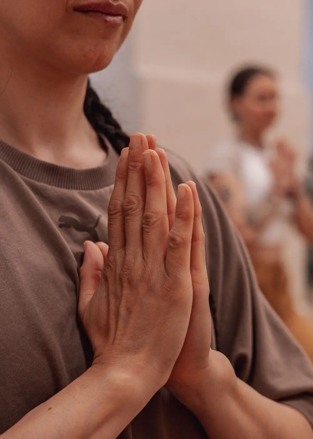 kvinna utför yoga på ett hälsocenter i Malmö
