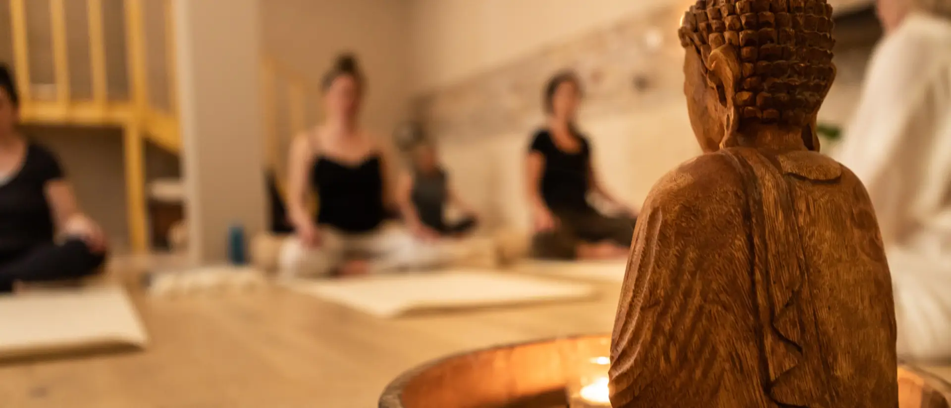 en grupp av yogis på en yogaklass i malmö
