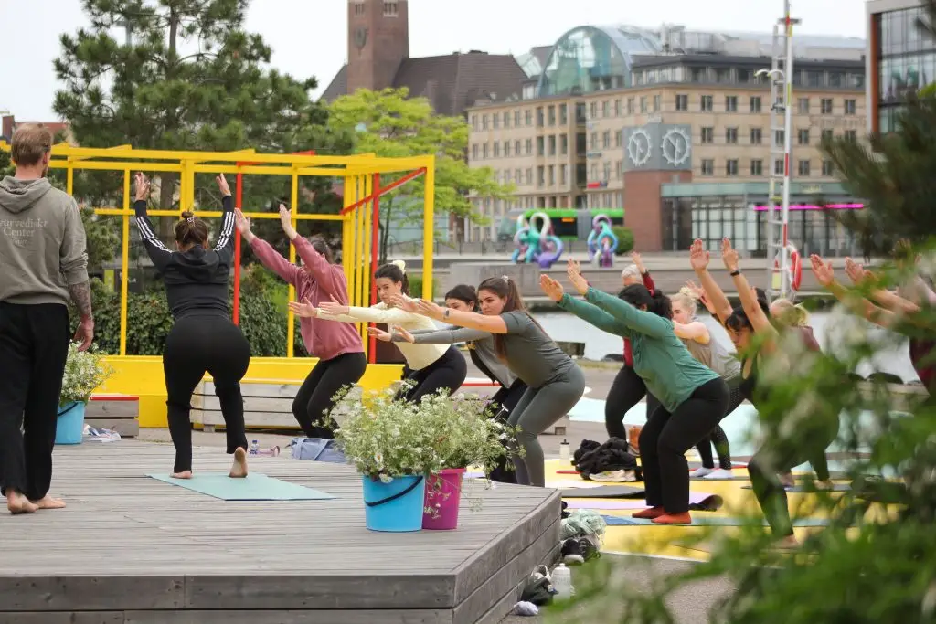 yogaklass i malmö vid skeppsbron utanför ayurvediskt center