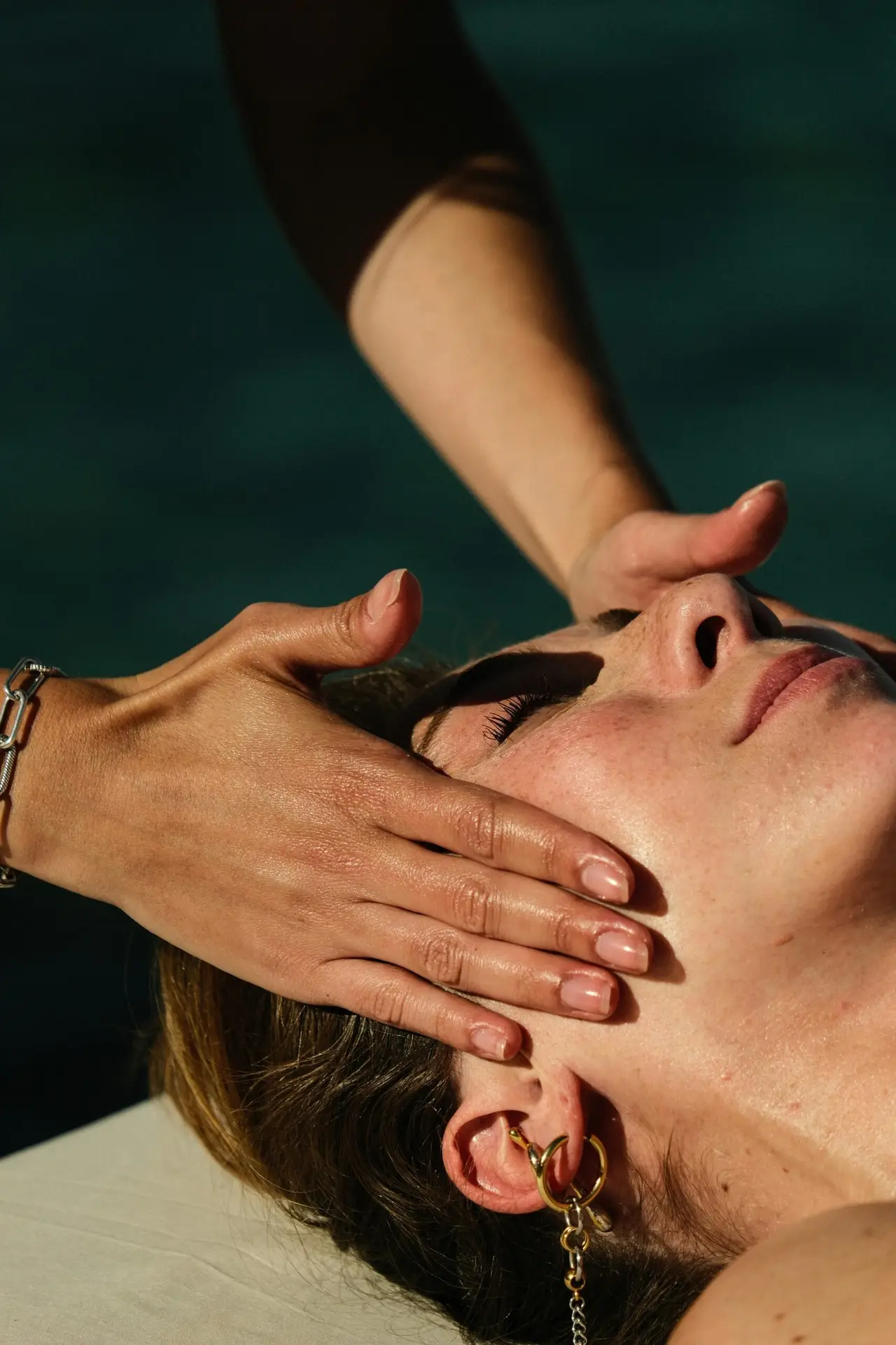 bild på ansiktet på en kvinna som får en ayurvedisk behandling